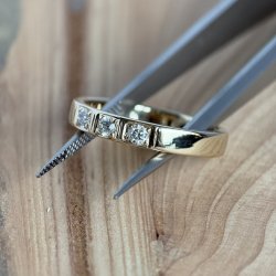 Ring med 3 brillianter