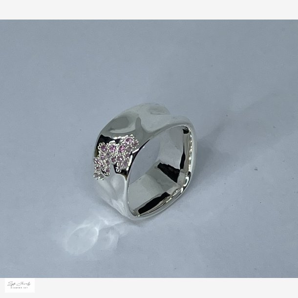 Firkantet ring m. safir i pav