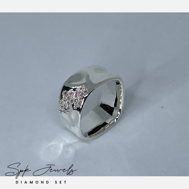 Firkantet ring m. safir i pav�